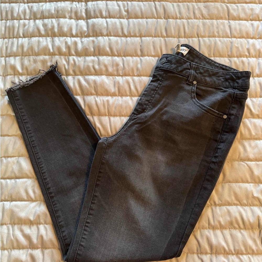 Artisan Ny Black Skinny Jeans with Frayed Hem